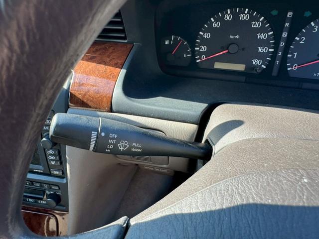 ローレル メダリスト　ナビ／オートライト／オートエアコン／スマートキー／電格ミラー／パワーウィンドウ／シガーソケット／パワーステアリング／運転席エアバック／助手席エアバック／禁煙車（33枚目）