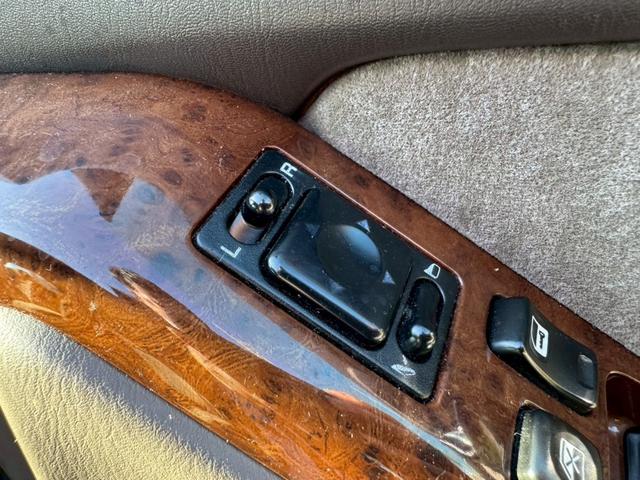 ローレル メダリスト　ナビ／オートライト／オートエアコン／スマートキー／電格ミラー／パワーウィンドウ／シガーソケット／パワーステアリング／運転席エアバック／助手席エアバック／禁煙車（34枚目）