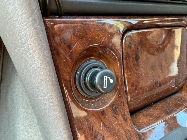 ローレル メダリスト　ナビ／オートライト／オートエアコン／スマートキー／電格ミラー／パワーウィンドウ／シガーソケット／パワーステアリング／運転席エアバック／助手席エアバック／禁煙車（36枚目）