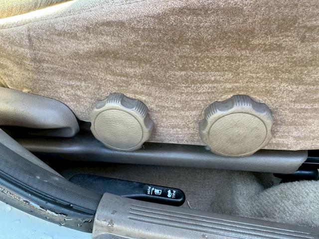 ローレル メダリスト　ナビ／オートライト／オートエアコン／スマートキー／電格ミラー／パワーウィンドウ／シガーソケット／パワーステアリング／運転席エアバック／助手席エアバック／禁煙車（37枚目）