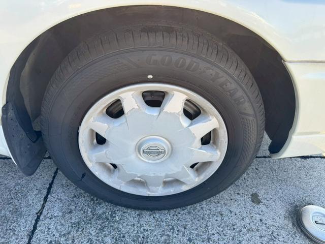 ローレル メダリスト　ナビ／オートライト／オートエアコン／スマートキー／電格ミラー／パワーウィンドウ／シガーソケット／パワーステアリング／運転席エアバック／助手席エアバック／禁煙車（40枚目）