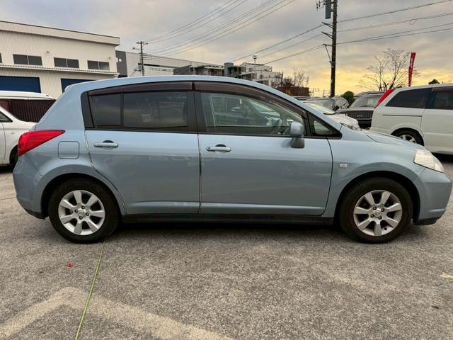 ティーダ １５Ｍ　ナビ　オートエアコン　ハーフレザーシート　キーレスキー　ＥＴＣ　アクセサリーソケット　パワーウィンドウ　パワーステアリング　電動格納ドアミラー　バイザー　１５インチアルミホイール（10枚目）