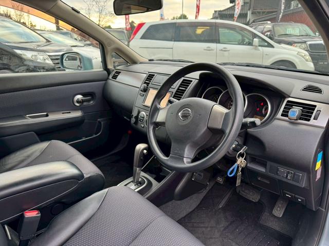 ティーダ １５Ｍ　ナビ　オートエアコン　ハーフレザーシート　キーレスキー　ＥＴＣ　アクセサリーソケット　パワーウィンドウ　パワーステアリング　電動格納ドアミラー　バイザー　１５インチアルミホイール（16枚目）