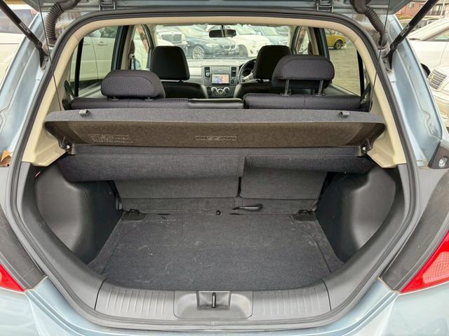 ティーダ １５Ｍ　ナビ　オートエアコン　ハーフレザーシート　キーレスキー　ＥＴＣ　アクセサリーソケット　パワーウィンドウ　パワーステアリング　電動格納ドアミラー　バイザー　１５インチアルミホイール（22枚目）