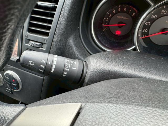 ティーダ １５Ｍ　ナビ　オートエアコン　ハーフレザーシート　キーレスキー　ＥＴＣ　アクセサリーソケット　パワーウィンドウ　パワーステアリング　電動格納ドアミラー　バイザー　１５インチアルミホイール（25枚目）