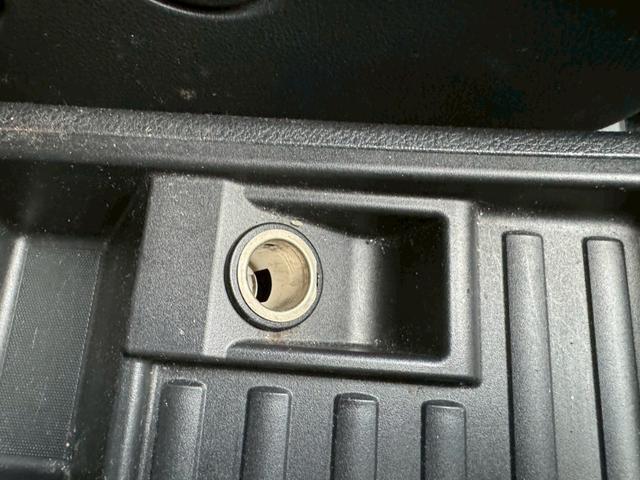 ティーダ １５Ｍ　ナビ　オートエアコン　ハーフレザーシート　キーレスキー　ＥＴＣ　アクセサリーソケット　パワーウィンドウ　パワーステアリング　電動格納ドアミラー　バイザー　１５インチアルミホイール（30枚目）