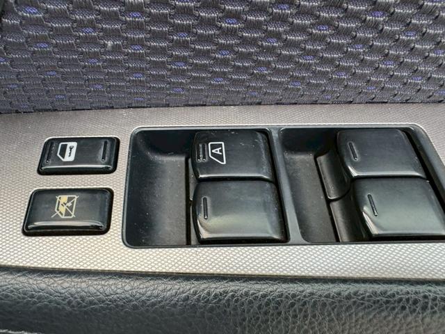 ティーダ １５Ｍ　ナビ　オートエアコン　ハーフレザーシート　キーレスキー　ＥＴＣ　アクセサリーソケット　パワーウィンドウ　パワーステアリング　電動格納ドアミラー　バイザー　１５インチアルミホイール（33枚目）