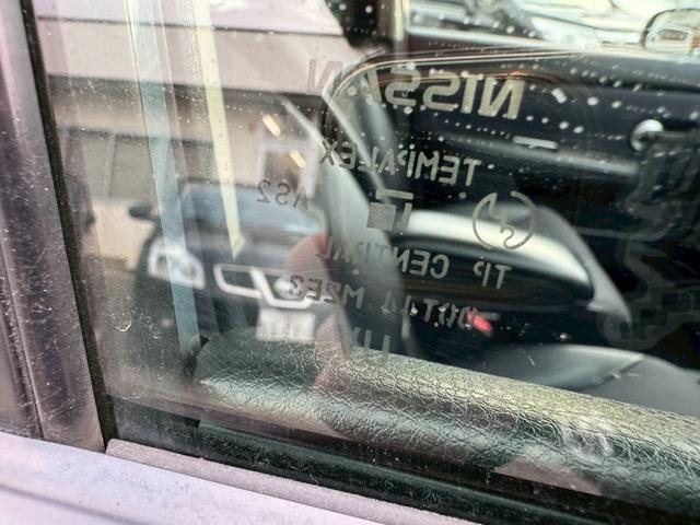 ティーダ １５Ｍ　ナビ　オートエアコン　ハーフレザーシート　キーレスキー　ＥＴＣ　アクセサリーソケット　パワーウィンドウ　パワーステアリング　電動格納ドアミラー　バイザー　１５インチアルミホイール（35枚目）