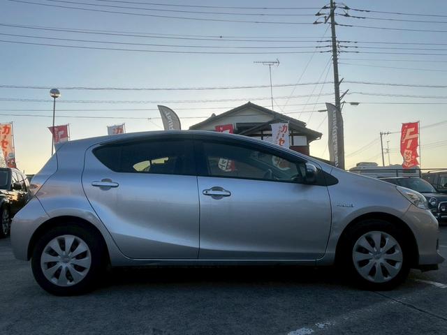 アクア S ナビ/テレビ/Bモニター/ETC/スマートプッシュスタート/オートライト/シガーソケット/ドリンクホルダー/パワーウィンドウ/電格ミラー/レベライザー/スペアキー/エアバック(8枚目)