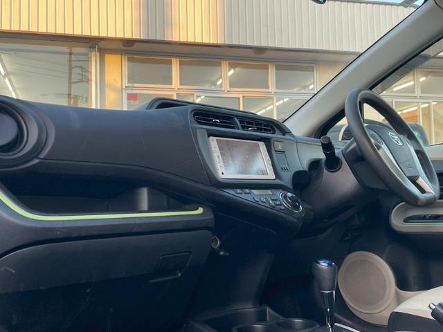 アクア S ナビ/テレビ/Bモニター/ETC/スマートプッシュスタート/オートライト/シガーソケット/ドリンクホルダー/パワーウィンドウ/電格ミラー/レベライザー/スペアキー/エアバック(21枚目)