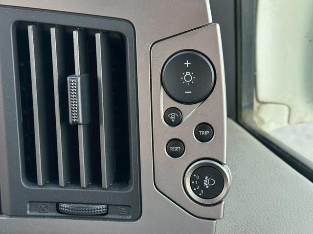 エルグランド Ｖ　７０ｔｈ－ＩＩ　片側電動スライドドア／両側スライドドア／ワンセグＴＶ／純正１６インチアルミホイール／ＥＴＣ／スマートキー／オートマニュアルエアコン／運転席助手席エアバック／（41枚目）