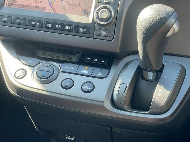 ストリーム ＲＳＺ　ナビ／Ｂモニター／ＥＴＣ／パドルシフト／クルーズコントロール／オートライト／電格ミラー／パワーウィンドウ／パワーステアリング／シガーソケット／スペアキー／純正アルミホイール（38枚目）