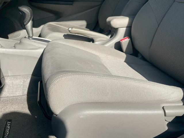 インサイト ＬＳ　ナビ／テレビ／Ｂモニター／ＥＴＣ／パドルシフト／横滑り防止／オートエアコン／オートライト／電格ミラー／パワーウィンドウ／シガーソケット／スペアキー／純正アルミホイール（23枚目）