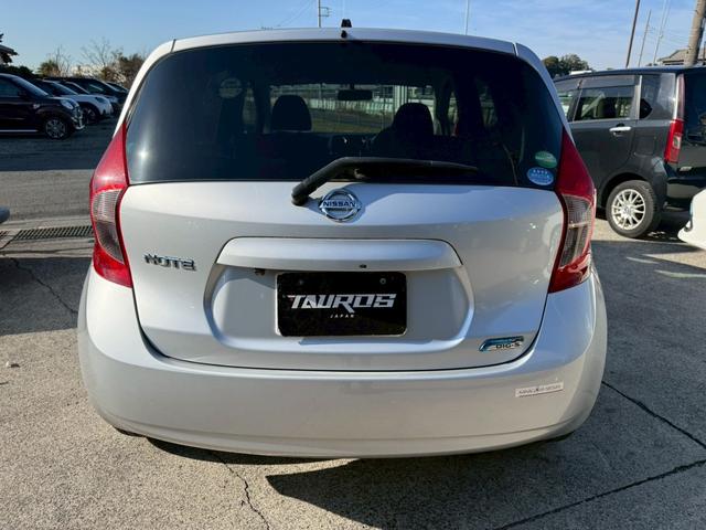 ノート Ｘ　ＤＩＧ－Ｓ　ユーザー買取車／バックカメラ／ＴＶ／純正１５インチアルミホイール／ＨＩＤヘッドライト／ＥＴＣ／スマートキー／プッシュスタート／スペアキー／オートマニュアルエアコン（10枚目）