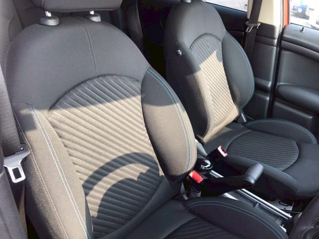 ＭＩＮＩ クーパーＳ　クロスオーバー　禁煙車／プッシュスタート／純正１８インチＡＷ／ＥＴＣ／オートエアコン／シガーソケット／ツートンカラー／ルーフレール（12枚目）