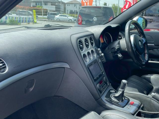 アルファ１５９ ２．２　ＪＴＳ　セレスピード　ＴＩ　ナビ／テレビ／バックモニター／Ｂｌｕｅｔｏｏｔｈ／ＥＴＣ／シートヒーター／レザーシート／オートエアコン／オートライト／純正アルミ（17枚目）