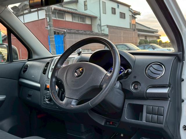 ワゴンＲ リミテッド　バックカメラ／社外１５インチアルミホイール／ＨＩＤヘッドライト／オートマニュアルエアコン／ＥＴＣ／スマートキー／プッシュスタート／運転席助手席エアバック／ドリンクホルダー（16枚目）