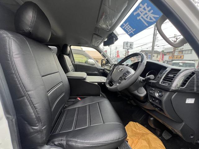 ハイエースワゴン ＧＬ　未登録新車／オリジナルベットキット／床パネル／トランフォームセンターコンソール／バレンティ３眼ＬＥＤヘッドライト／ローダウン／ＷＯＲＥＫ１６ＡＷ＆ナスカータイヤ／シーケンシャルＬＥＤテール／木目パネル（15枚目）