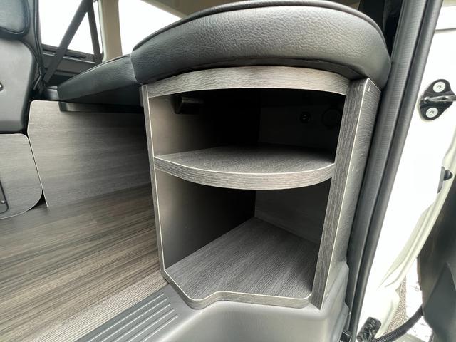 ハイエースワゴン ＧＬ　未登録新車／オリジナルベットキット／床パネル／トランフォームセンターコンソール／バレンティ３眼ＬＥＤヘッドライト／ローダウン／ＷＯＲＥＫ１６ＡＷ＆ナスカータイヤ／シーケンシャルＬＥＤテール／木目パネル（18枚目）