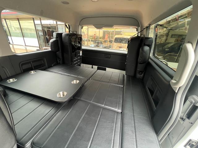 ハイエースワゴン ＧＬ　未登録新車／オリジナルベットキット／床パネル／トランフォームセンターコンソール／バレンティ３眼ＬＥＤヘッドライト／ローダウン／ＷＯＲＥＫ１６ＡＷ＆ナスカータイヤ／シーケンシャルＬＥＤテール／木目パネル（22枚目）