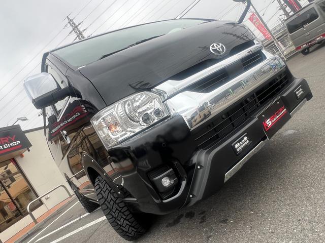 ハイエースワゴン ＧＬ　未登録新車／４ＷＤ／寒冷地仕様／ベットキット／床パネル／トランスフォームセンターコンソール／１６ＡＷ＆ＯＰカントリータイヤ／ＪＡＯＳマッドガード／ＵＬＴＲＡΣ限定カラーＬＥＤテール／パワースライドドア（2枚目）