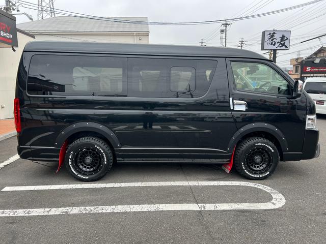 ハイエースワゴン ＧＬ　未登録新車／４ＷＤ／寒冷地仕様／ベットキット／床パネル／トランスフォームセンターコンソール／１６ＡＷ＆ＯＰカントリータイヤ／ＪＡＯＳマッドガード／ＵＬＴＲＡΣ限定カラーＬＥＤテール／パワースライドドア（4枚目）