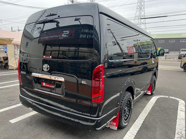ハイエースワゴン ＧＬ　未登録新車／４ＷＤ／寒冷地仕様／ベットキット／床パネル／トランスフォームセンターコンソール／１６ＡＷ＆ＯＰカントリータイヤ／ＪＡＯＳマッドガード／ＵＬＴＲＡΣ限定カラーＬＥＤテール／パワースライドドア（5枚目）