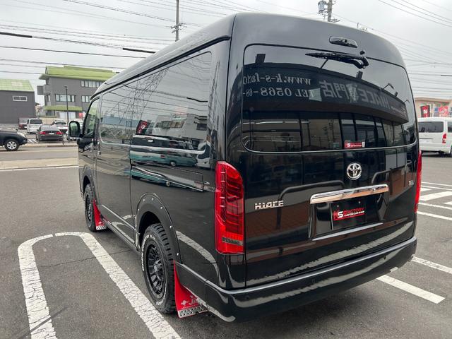 ハイエースワゴン ＧＬ　未登録新車／４ＷＤ／寒冷地仕様／ベットキット／床パネル／トランスフォームセンターコンソール／１６ＡＷ＆ＯＰカントリータイヤ／ＪＡＯＳマッドガード／ＵＬＴＲＡΣ限定カラーＬＥＤテール／パワースライドドア（7枚目）