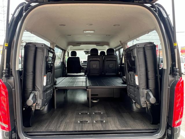 ハイエースワゴン ＧＬ　未登録新車／４ＷＤ／寒冷地仕様／ベットキット／床パネル／トランスフォームセンターコンソール／１６ＡＷ＆ＯＰカントリータイヤ／ＪＡＯＳマッドガード／ＵＬＴＲＡΣ限定カラーＬＥＤテール／パワースライドドア（18枚目）