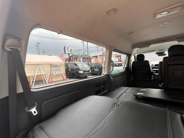 ハイエースワゴン ＧＬ　未登録新車／４ＷＤ／寒冷地仕様／ベットキット／床パネル／トランスフォームセンターコンソール／１６ＡＷ＆ＯＰカントリータイヤ／ＪＡＯＳマッドガード／ＵＬＴＲＡΣ限定カラーＬＥＤテール／パワースライドドア（21枚目）