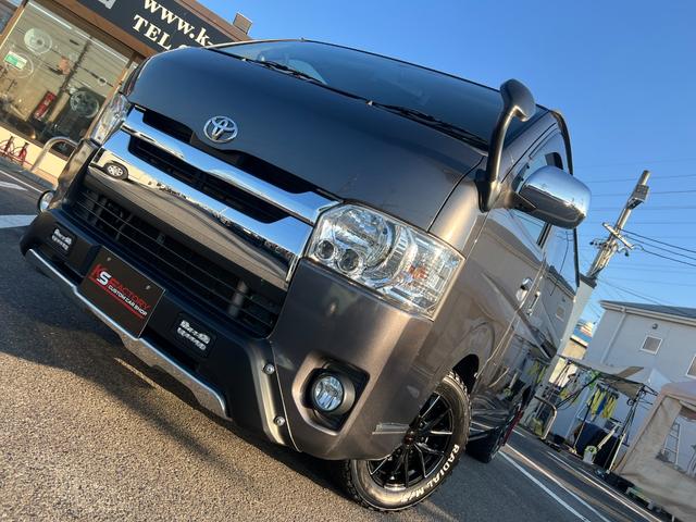 ハイエースバン ロングスーパーGL 下取り直販/1オーナー車/アゲ系カスタム/デイライト付きバンパーガード/16インチAW&マッドスターMTタイヤ/REDマッドガード/ベットキット/純正LEDヘッドライト/フルセグナビ/Bカメラ/ETC(2枚目)