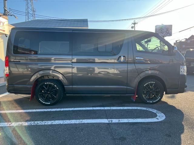 ハイエースバン ロングスーパーGL 下取り直販/1オーナー車/アゲ系カスタム/デイライト付きバンパーガード/16インチAW&マッドスターMTタイヤ/REDマッドガード/ベットキット/純正LEDヘッドライト/フルセグナビ/Bカメラ/ETC(4枚目)