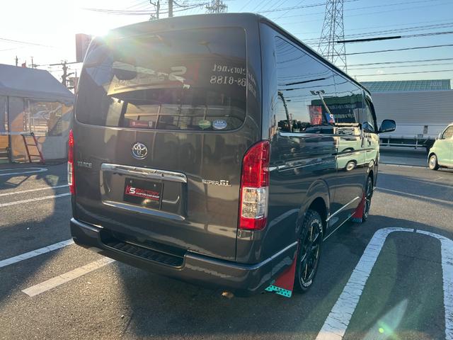 ハイエースバン ロングスーパーGL 下取り直販/1オーナー車/アゲ系カスタム/デイライト付きバンパーガード/16インチAW&マッドスターMTタイヤ/REDマッドガード/ベットキット/純正LEDヘッドライト/フルセグナビ/Bカメラ/ETC(5枚目)