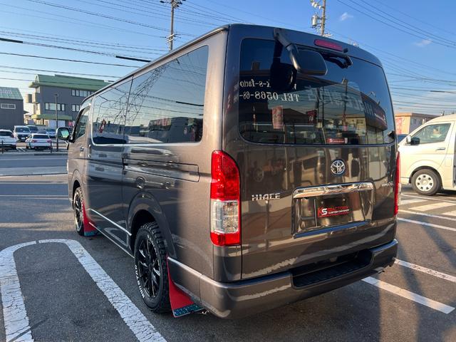 ハイエースバン ロングスーパーGL 下取り直販/1オーナー車/アゲ系カスタム/デイライト付きバンパーガード/16インチAW&マッドスターMTタイヤ/REDマッドガード/ベットキット/純正LEDヘッドライト/フルセグナビ/Bカメラ/ETC(7枚目)