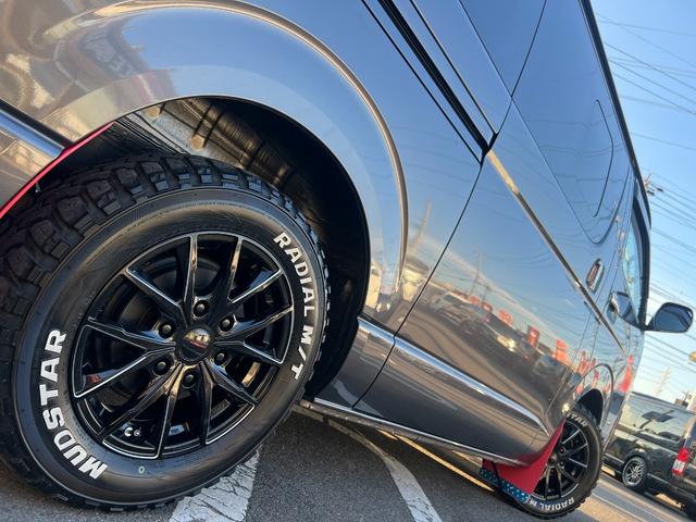 ハイエースバン ロングスーパーGL 下取り直販/1オーナー車/アゲ系カスタム/デイライト付きバンパーガード/16インチAW&マッドスターMTタイヤ/REDマッドガード/ベットキット/純正LEDヘッドライト/フルセグナビ/Bカメラ/ETC(10枚目)