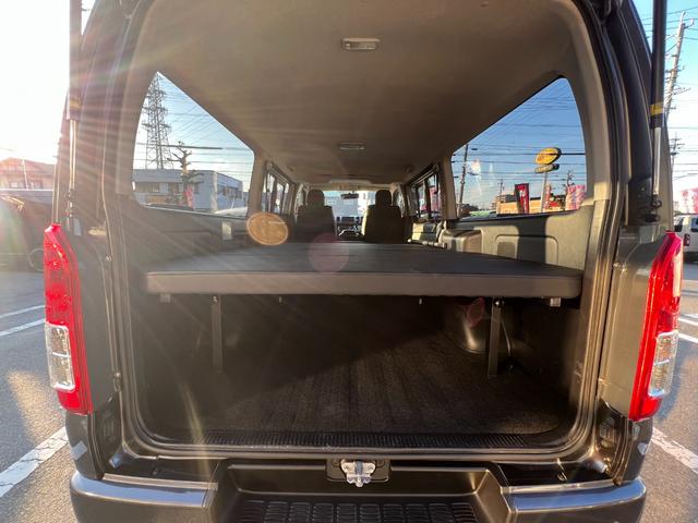 ハイエースバン ロングスーパーGL 下取り直販/1オーナー車/アゲ系カスタム/デイライト付きバンパーガード/16インチAW&マッドスターMTタイヤ/REDマッドガード/ベットキット/純正LEDヘッドライト/フルセグナビ/Bカメラ/ETC(19枚目)