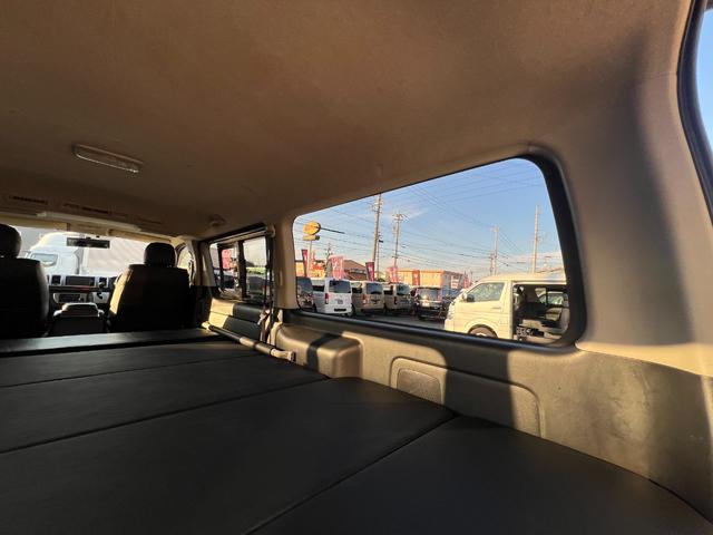 ハイエースバン ロングスーパーGL 下取り直販/1オーナー車/アゲ系カスタム/デイライト付きバンパーガード/16インチAW&マッドスターMTタイヤ/REDマッドガード/ベットキット/純正LEDヘッドライト/フルセグナビ/Bカメラ/ETC(21枚目)