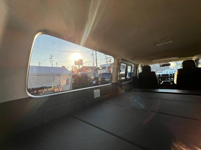 ハイエースバン ロングスーパーGL 下取り直販/1オーナー車/アゲ系カスタム/デイライト付きバンパーガード/16インチAW&マッドスターMTタイヤ/REDマッドガード/ベットキット/純正LEDヘッドライト/フルセグナビ/Bカメラ/ETC(22枚目)