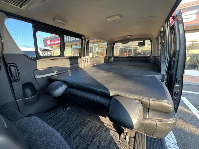 ハイエースバン ロングスーパーGL 下取り直販/1オーナー車/アゲ系カスタム/デイライト付きバンパーガード/16インチAW&マッドスターMTタイヤ/REDマッドガード/ベットキット/純正LEDヘッドライト/フルセグナビ/Bカメラ/ETC(23枚目)