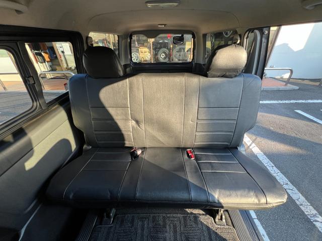 ハイエースバン ロングスーパーGL 下取り直販/1オーナー車/アゲ系カスタム/デイライト付きバンパーガード/16インチAW&マッドスターMTタイヤ/REDマッドガード/ベットキット/純正LEDヘッドライト/フルセグナビ/Bカメラ/ETC(24枚目)