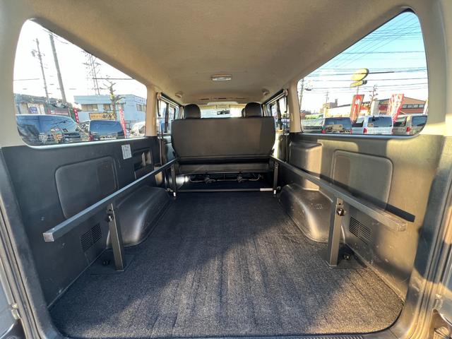 ハイエースバン ロングスーパーGL 下取り直販/1オーナー車/アゲ系カスタム/デイライト付きバンパーガード/16インチAW&マッドスターMTタイヤ/REDマッドガード/ベットキット/純正LEDヘッドライト/フルセグナビ/Bカメラ/ETC(25枚目)