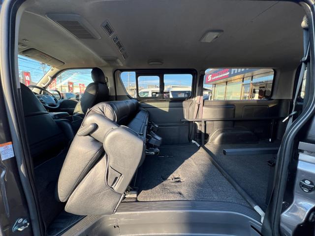 ハイエースバン ロングスーパーGL 下取り直販/1オーナー車/アゲ系カスタム/デイライト付きバンパーガード/16インチAW&マッドスターMTタイヤ/REDマッドガード/ベットキット/純正LEDヘッドライト/フルセグナビ/Bカメラ/ETC(26枚目)