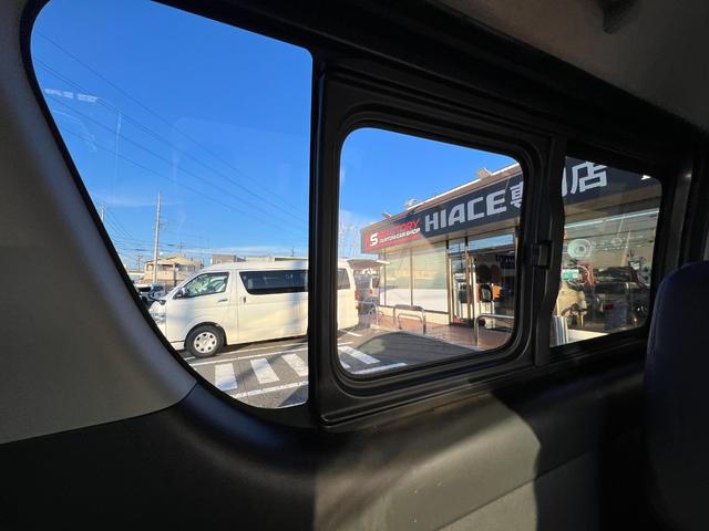 ハイエースバン ロングスーパーGL 下取り直販/1オーナー車/アゲ系カスタム/デイライト付きバンパーガード/16インチAW&マッドスターMTタイヤ/REDマッドガード/ベットキット/純正LEDヘッドライト/フルセグナビ/Bカメラ/ETC(29枚目)