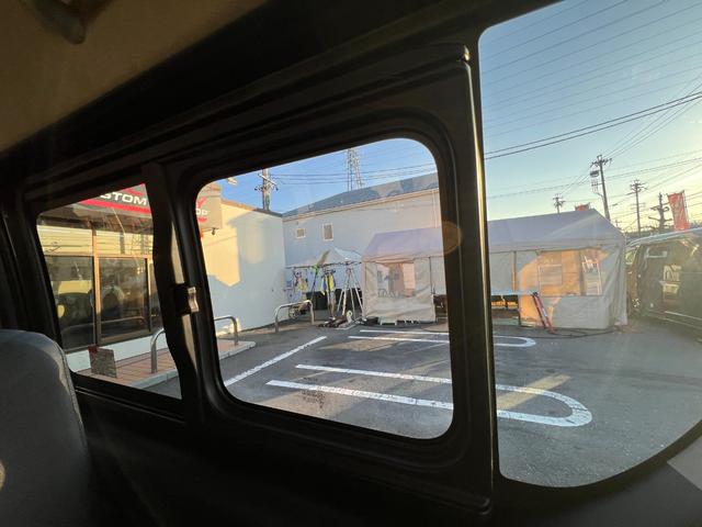 ハイエースバン ロングスーパーGL 下取り直販/1オーナー車/アゲ系カスタム/デイライト付きバンパーガード/16インチAW&マッドスターMTタイヤ/REDマッドガード/ベットキット/純正LEDヘッドライト/フルセグナビ/Bカメラ/ETC(30枚目)