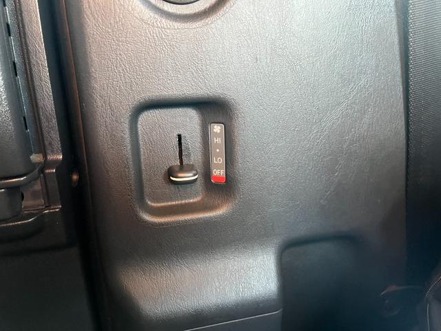 ハイエースバン ロングスーパーGL 下取り直販/1オーナー車/アゲ系カスタム/デイライト付きバンパーガード/16インチAW&マッドスターMTタイヤ/REDマッドガード/ベットキット/純正LEDヘッドライト/フルセグナビ/Bカメラ/ETC(31枚目)