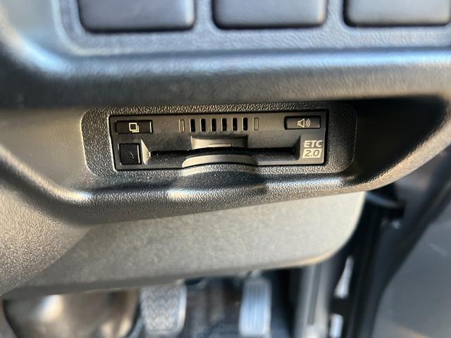 ハイエースバン ロングスーパーGL 下取り直販/1オーナー車/アゲ系カスタム/デイライト付きバンパーガード/16インチAW&マッドスターMTタイヤ/REDマッドガード/ベットキット/純正LEDヘッドライト/フルセグナビ/Bカメラ/ETC(41枚目)