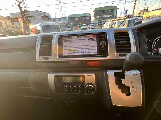 ハイエースバン ロングスーパーGL 下取り直販/1オーナー車/アゲ系カスタム/デイライト付きバンパーガード/16インチAW&マッドスターMTタイヤ/REDマッドガード/ベットキット/純正LEDヘッドライト/フルセグナビ/Bカメラ/ETC(43枚目)