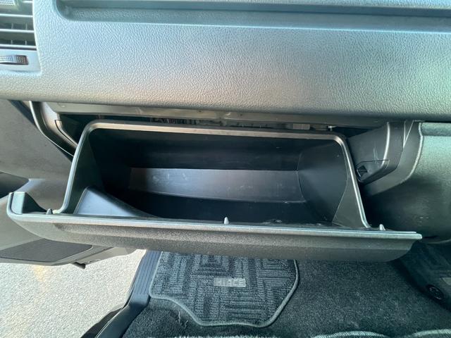 ハイエースバン ロングスーパーGL 下取り直販/1オーナー車/アゲ系カスタム/デイライト付きバンパーガード/16インチAW&マッドスターMTタイヤ/REDマッドガード/ベットキット/純正LEDヘッドライト/フルセグナビ/Bカメラ/ETC(53枚目)