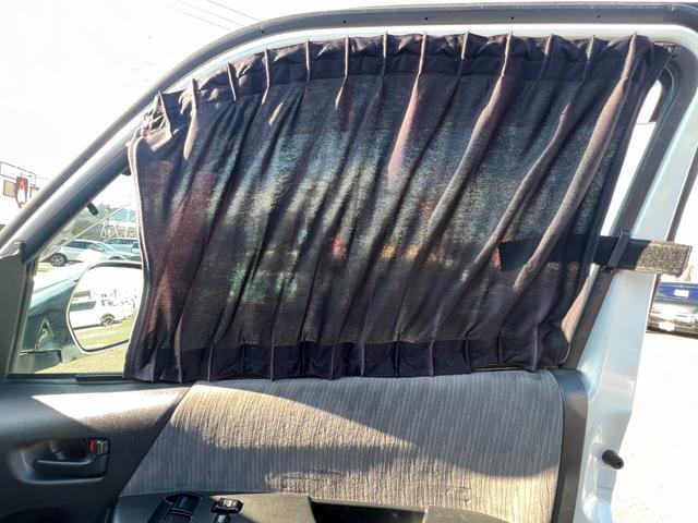 ハイエースバン ロングスーパーGL ディーゼルターボ/HIDヘッドライト/ローダウン/前後薄型バンプストップラバー/ファブレスパンデミック16AW&ファルケンホワイトレタータイヤ/CRSフロントスポイラー/8型テール/マフラーカッター(18枚目)