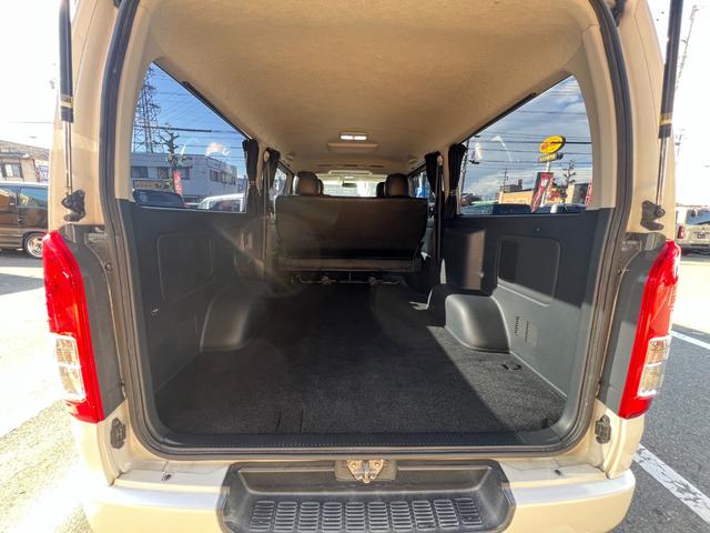 ハイエースバン ロングスーパーGL ディーゼルターボ/HIDヘッドライト/ローダウン/前後薄型バンプストップラバー/ファブレスパンデミック16AW&ファルケンホワイトレタータイヤ/CRSフロントスポイラー/8型テール/マフラーカッター(19枚目)